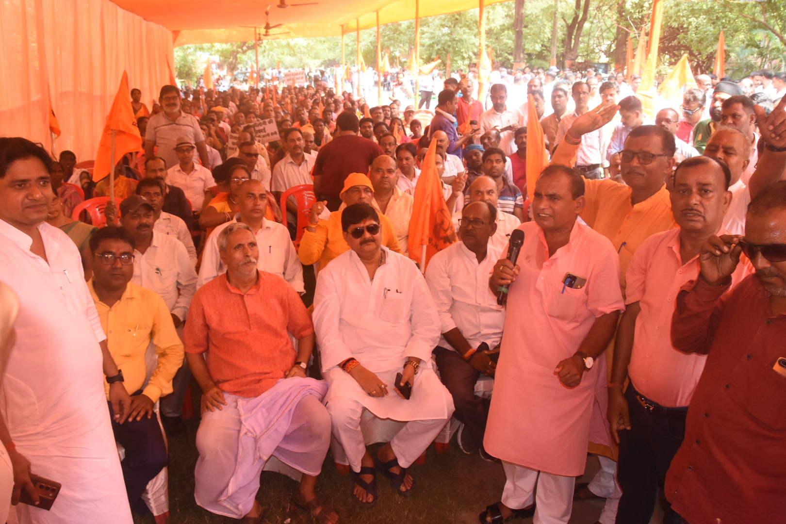 Dhanbad News : श्रमिकों की समस्याओं को लेकर बीसीसीएल मुख्यालय पर धकोकस का धरना-प्रदर्शन