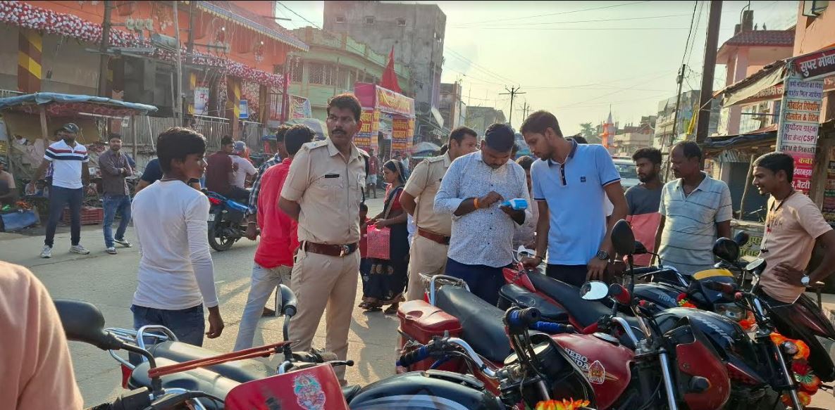 सड़क पर गाड़ी पार्क करने वाले वाहन मालिकों के विरुद्ध पुलिस कर रही कार्रवाई, काटा चालान