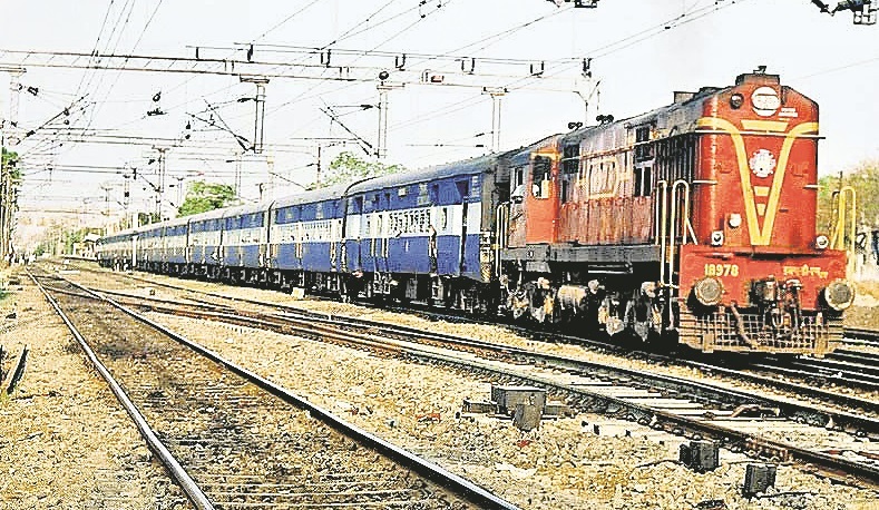 DHANBAD NEWS : छठ में बिहार जाने वाली ट्रेनों में सीट फुल, कई में नो रूम
