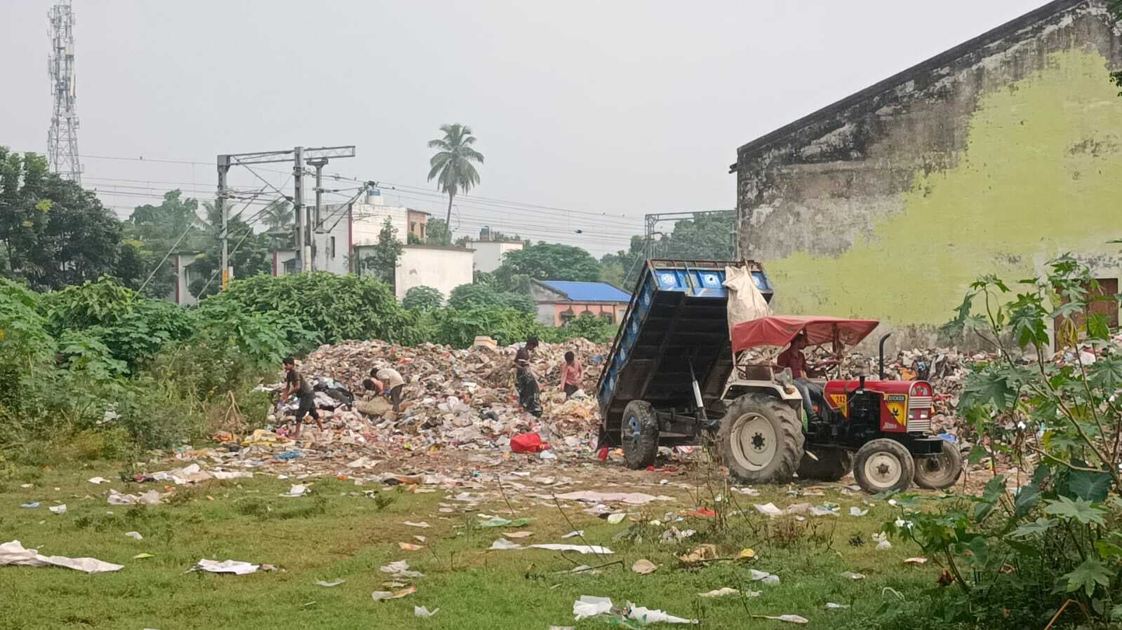 अंबेडकर टाउन हॉल के पीछे नप कर रहा कचरा डंप, निकल रही बदबू से लोग परेशान