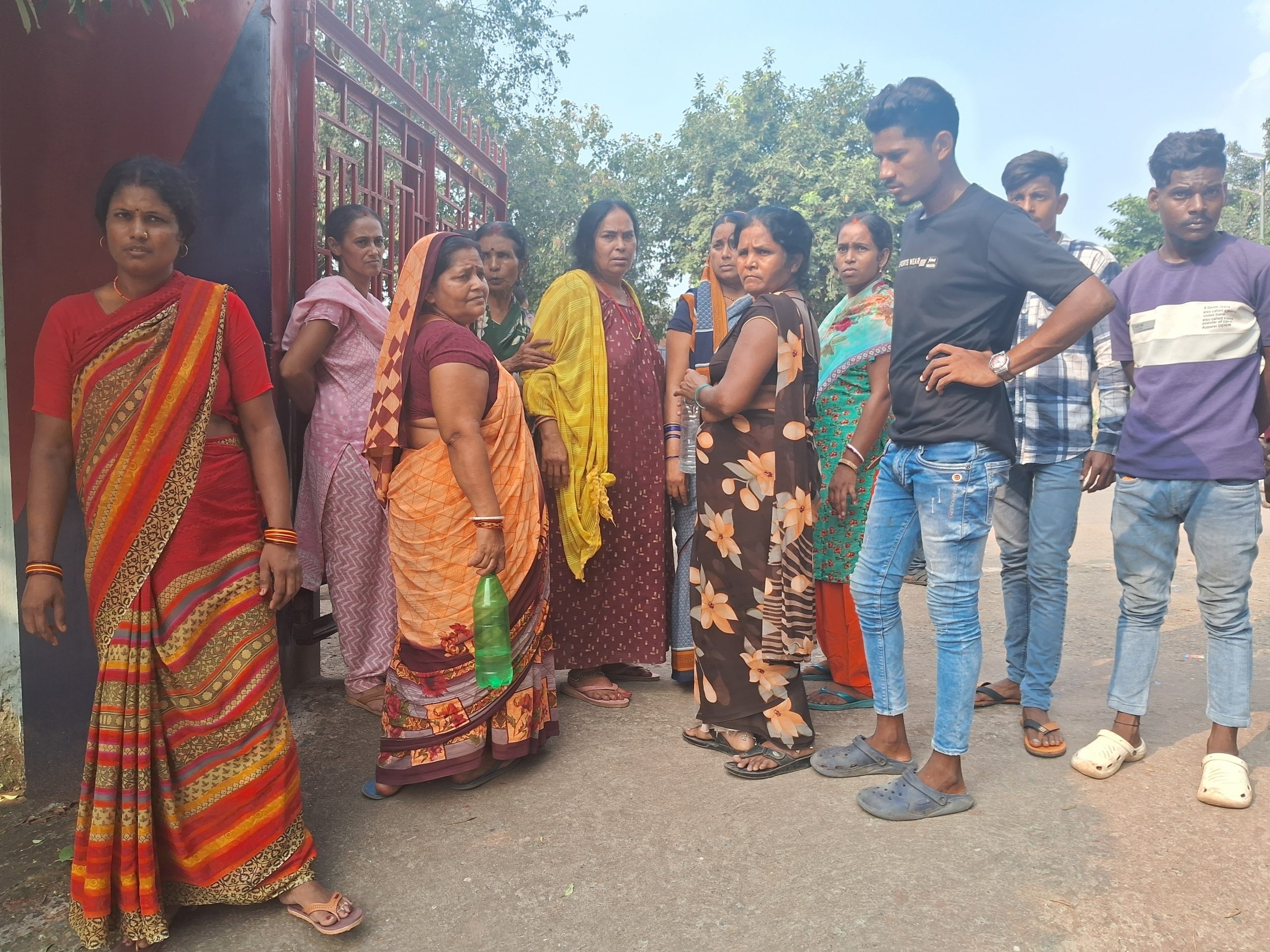 Jamshedpur News : रोहित सिंह हत्याकांड में अपराधियों की गिरफ्तारी के लिए बस्तीवासियों ने घेरा थाना