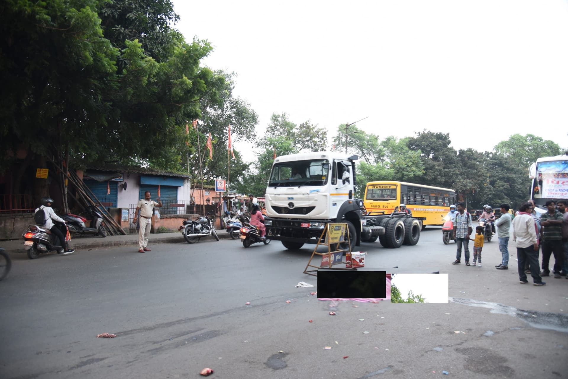 Jamshedpur News : भुइयांडीह में विवाद होने पर बसकर्मी ने युवक को धकेला, ट्रेलर से कुचलकर मौत