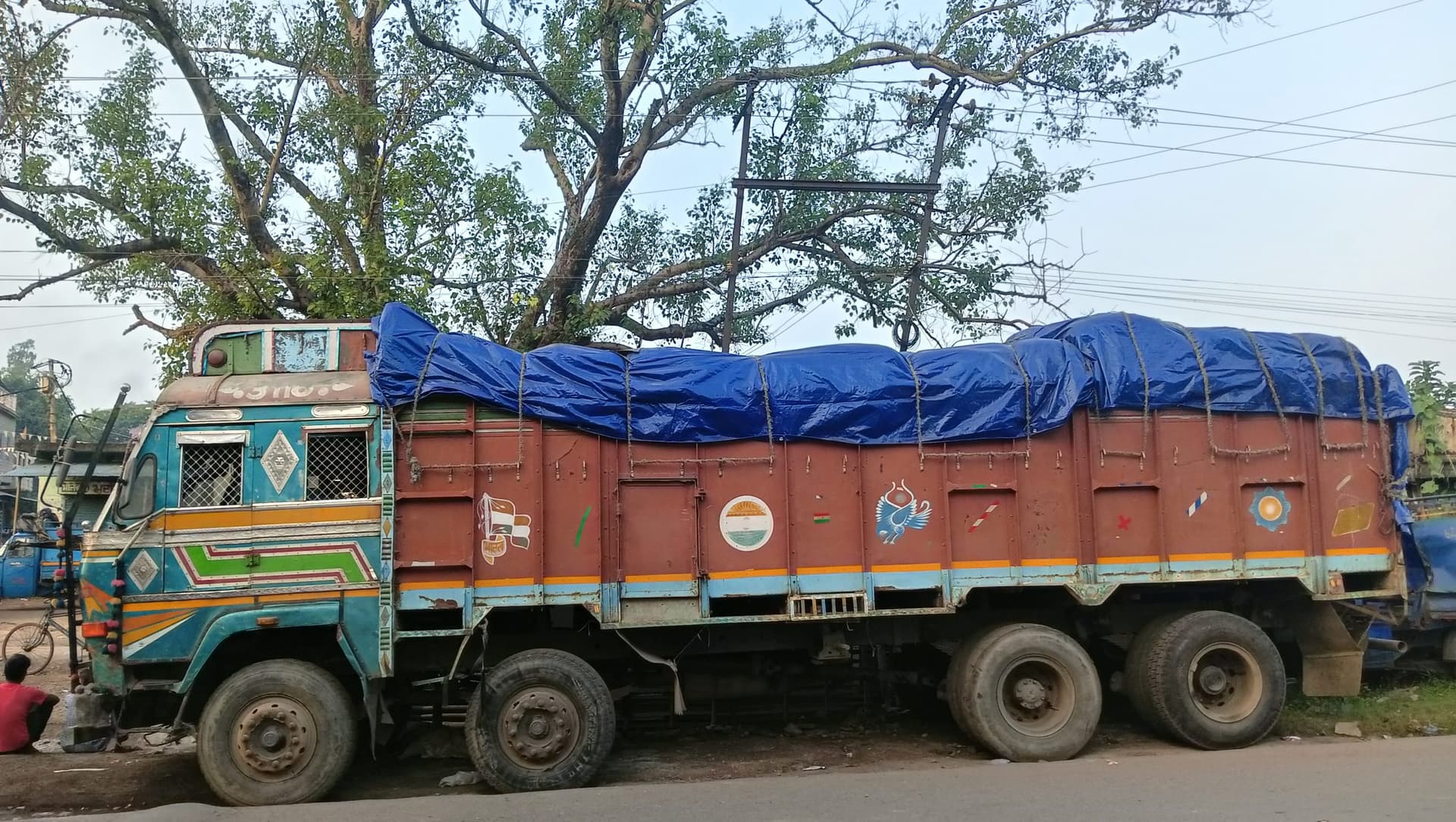 Dhanbad News:ट्रक से सूजी व मैदा चुराते एक गिरफ्तार, केस दर्ज