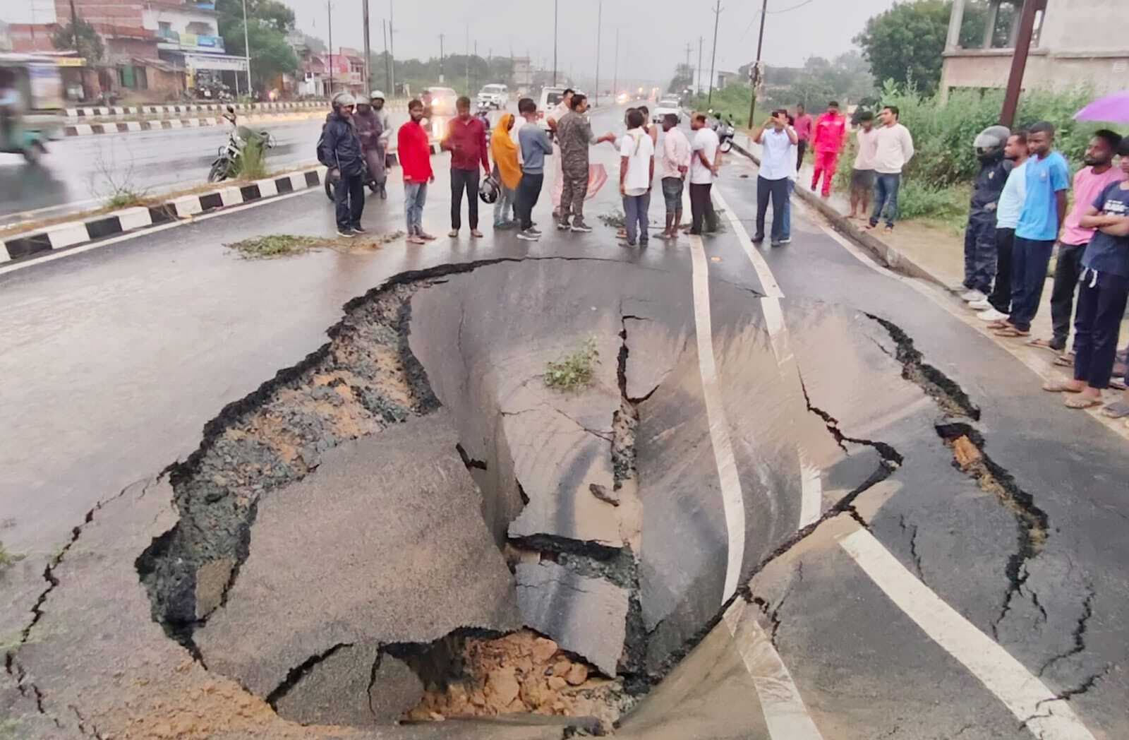 DHANBAD NEWS : उद्घाटन के 21 दिनों बाद ही धंस गयी 461.90 करोड़ की आठ लेन सड़क