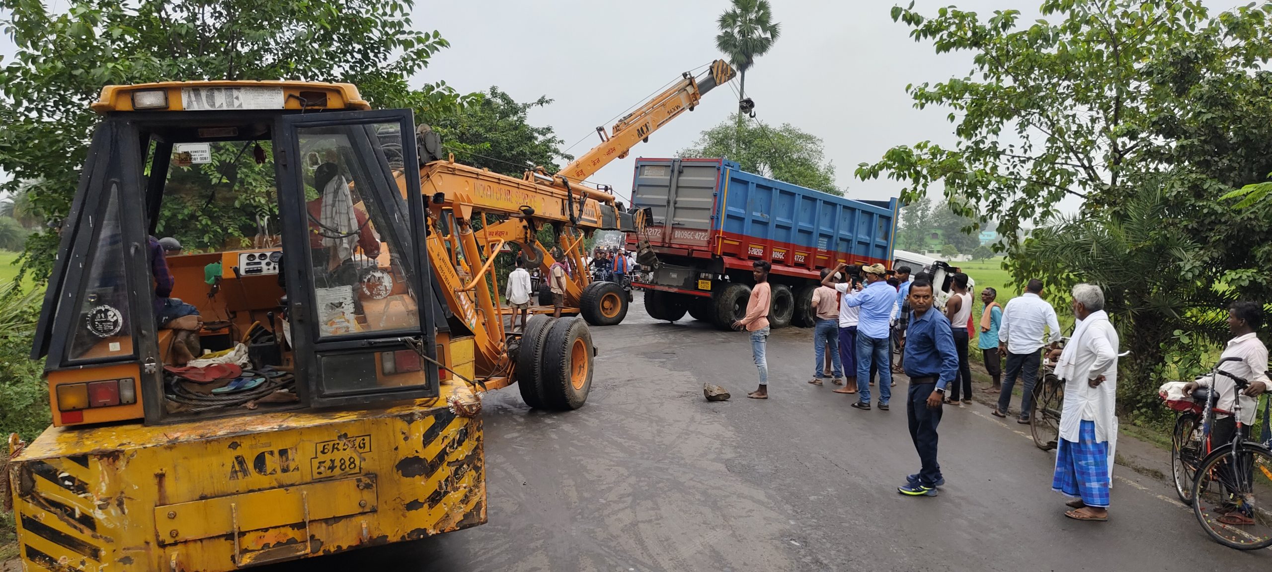 हाइवा दुर्घटना होने से बाल-बाल बचा चालक और खलासी, एक घंटा सड़क रहा जाम