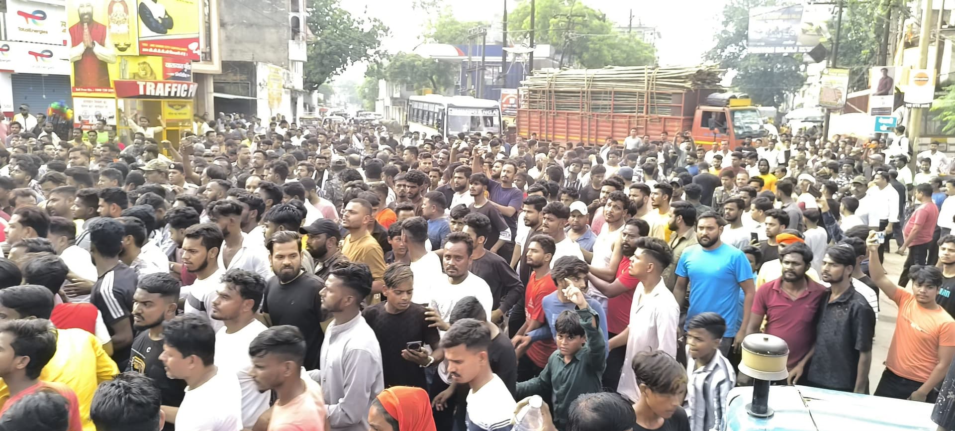 Giridih News: ओवरटेक के क्रम में ट्रक की चपेट में आकर बुलेट सवार की मौत, आक्रोशित लोगों ने की सड़क जाम, कई मार्गों पर अफरा-तफरी का माहौल