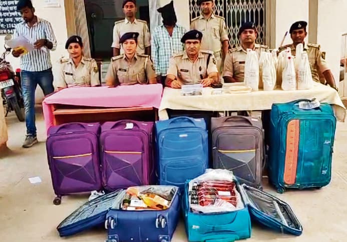 Patna News : अपार्टमेंट के गार्ड रूम से छह लाख की शराब बरामद, गार्ड गिरफ्तार