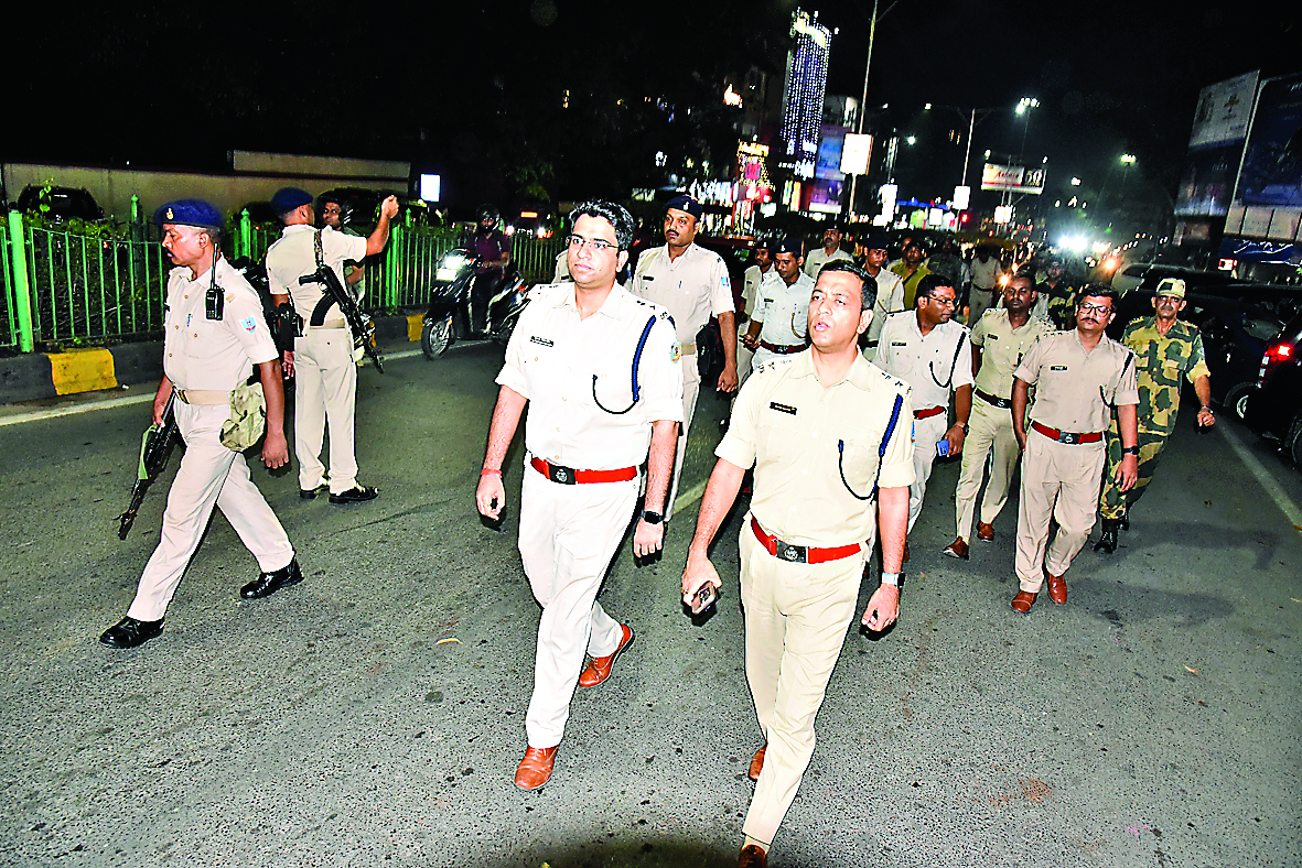 Jamshedpur News : एसएसपी व सिटी एसपी ने बिष्टुपुर में किया फ्लैग मार्च