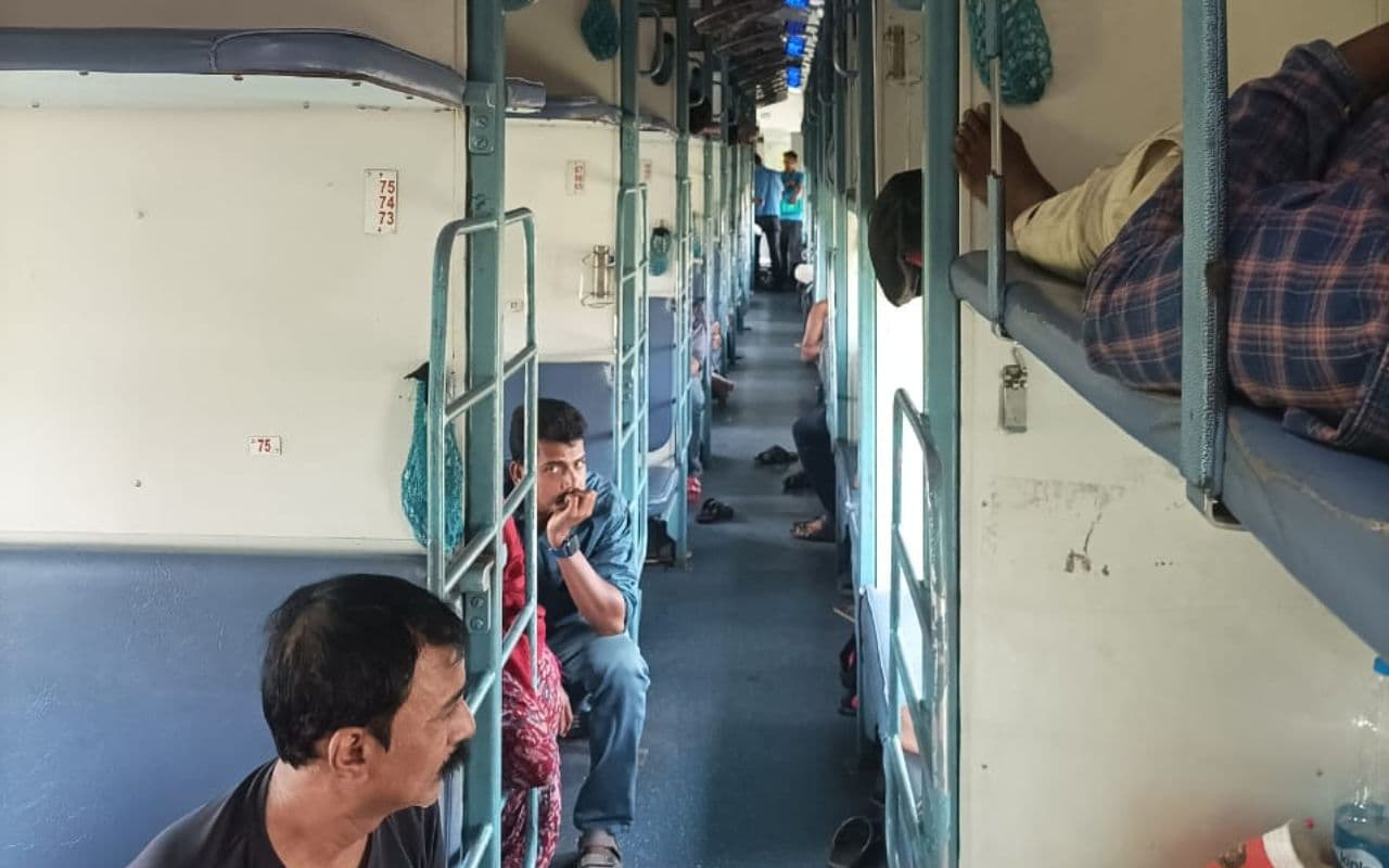 Train News: दुर्गा पूजा से पहले झारखंड-बिहार के रेल यात्रियों के लिए खुशखबरी, भीड़ से मिलेगी निजात Train News: दुर्गा पूजा से पहले झारखंड-बिहार के रेल यात्रियों के लिए खुशखबरी, भीड़ से मिलेगी निजात