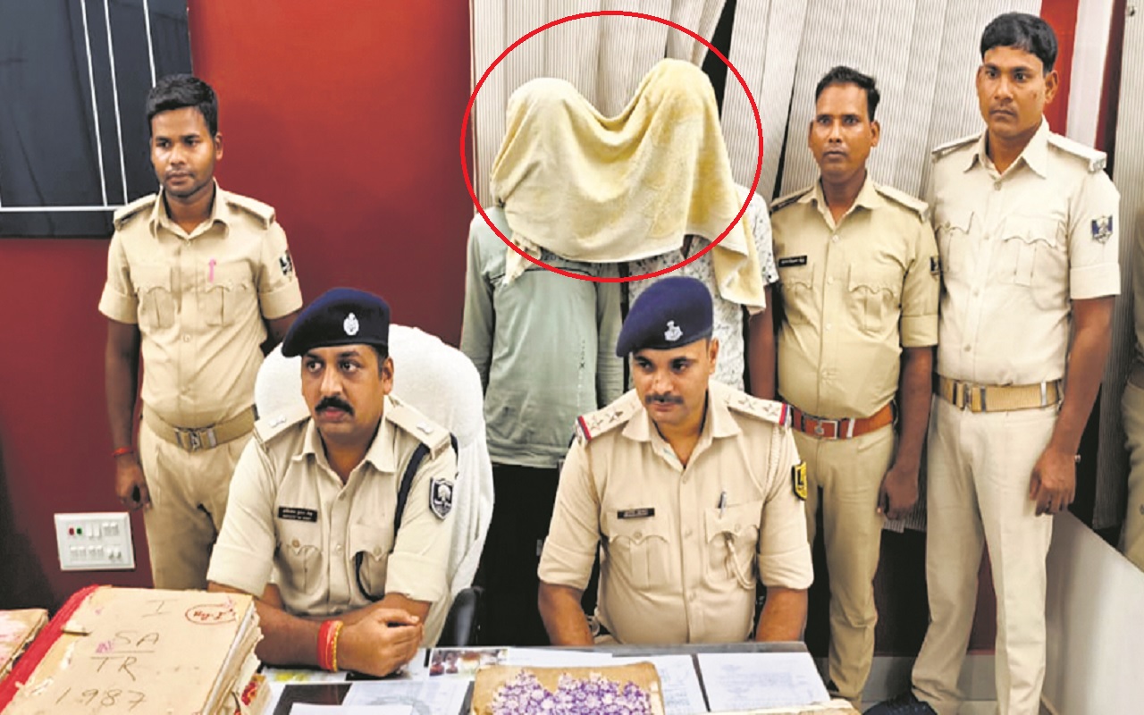 Bihar News: बाहर रहने वालों की जमीन से होता था फर्जीवाड़ा, रजिस्ट्री ऑफिस के स्टाफ करते थे मदद Bihar News: बाहर रहने वालों की जमीन से होता था फर्जीवाड़ा, रजिस्ट्री ऑफिस के स्टाफ करते थे मदद