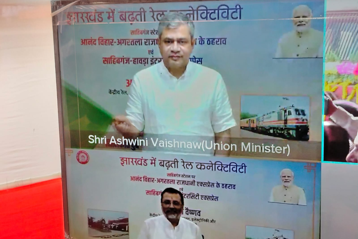त्योहारी सीजन में रेलवे ने दी संताल परगना को सौगात, रेल मंत्री अश्विनी वैष्णव और निशिकांत दुबे ने दिखाई हरी झंडी त्योहारी सीजन में रेलवे ने दी संताल परगना को सौगात, रेल मंत्री अश्विनी वैष्णव और निशिकांत दुबे ने दिखाई हरी झंडी