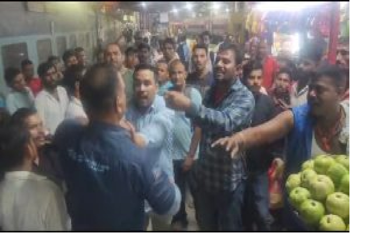 Patna Junction: पति-पत्नी और वो को लेकर हुई मारपीट, देखिए Viral Video Patna Junction: पति-पत्नी और वो को लेकर हुई मारपीट, देखिए Viral Video
