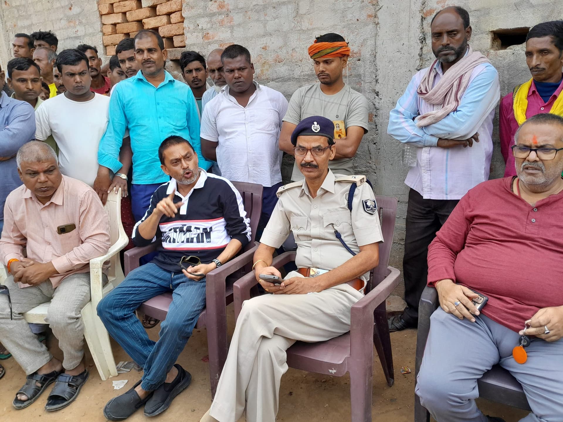 बजलपुरा में असामाजिक तत्वों ने लाइट को तोड़ा, पुलिस ने मामला कराया शांत
