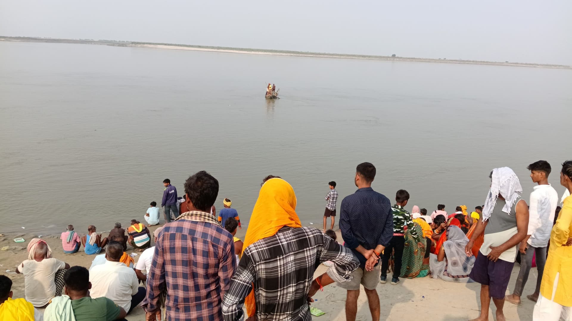 छठ के बाद गंगा घाटों पर नहा रहे सात की डूबने से मौत