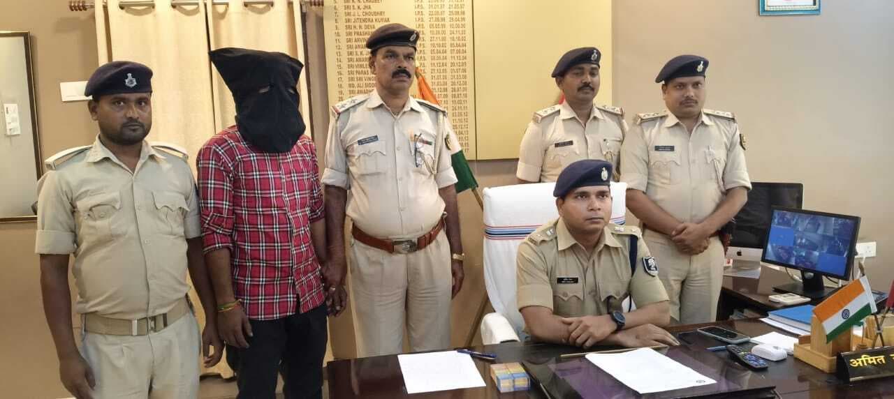 कुख्यात अपराधी आशीष अपने गांव से गिरफ्तार