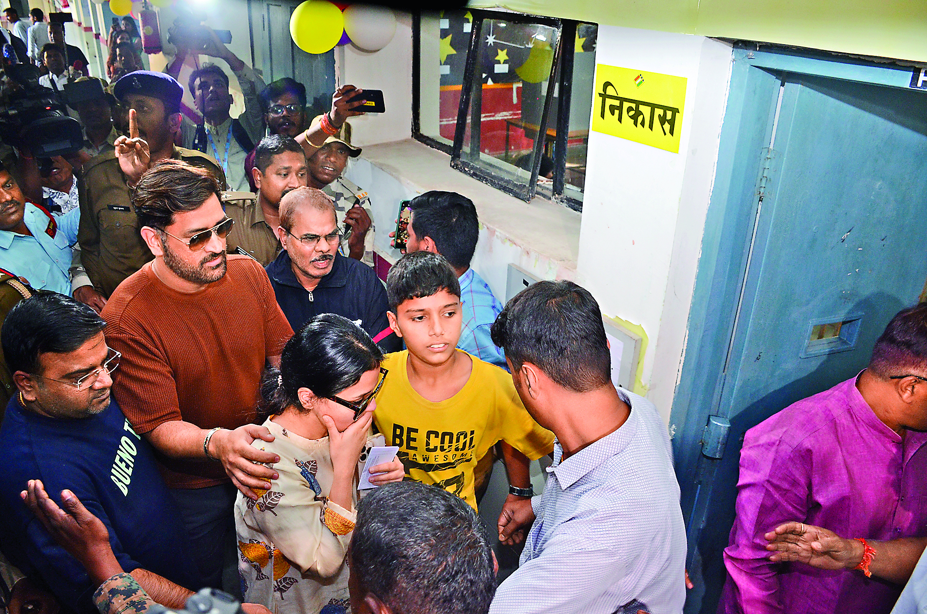 निर्वाचन आयोग के ब्रांड एंबेसडर धौनी ने डाला वोट