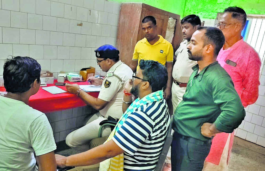 hajipur news. गंगा में दो नावों के टकराने से सवार युवक की डूबकर मौत