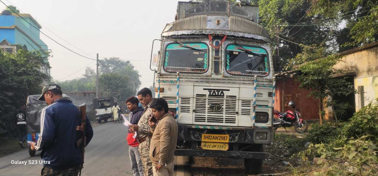 हिरणपुर पुलिस ने कोयला लदे ट्रक पकड़ा