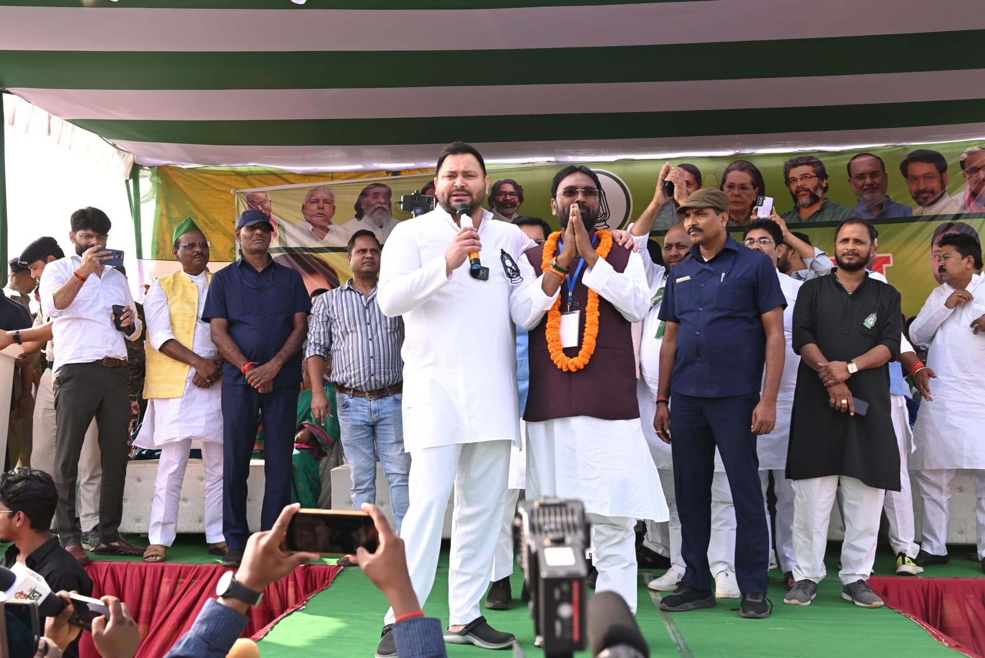 हमलोग कलम व नौकरी बांट रहे, भाजपा तलवार बांट रही : तेजस्वी