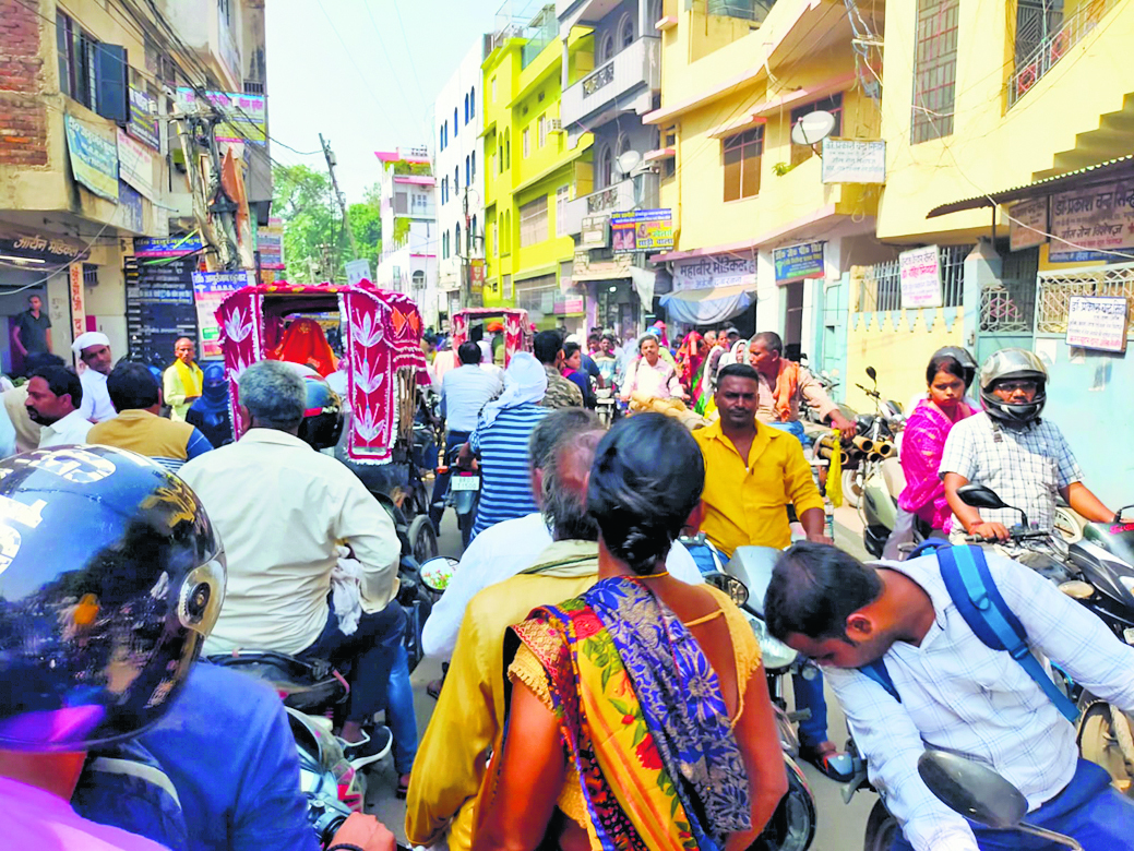 Ara News : नगर में जाम से घंटों लोग रहे परेशान, कराहती रहीं सड़कें