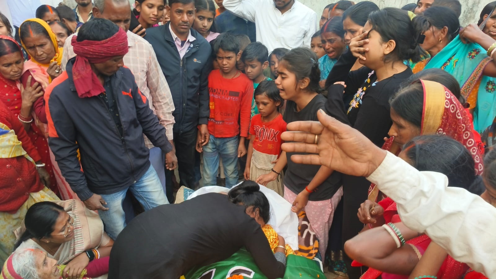 Bokaro News : पूर्व विधायक छत्रु राम महतो पंचतत्व में विलीन, शव यात्रा में उमड़ी भीड़