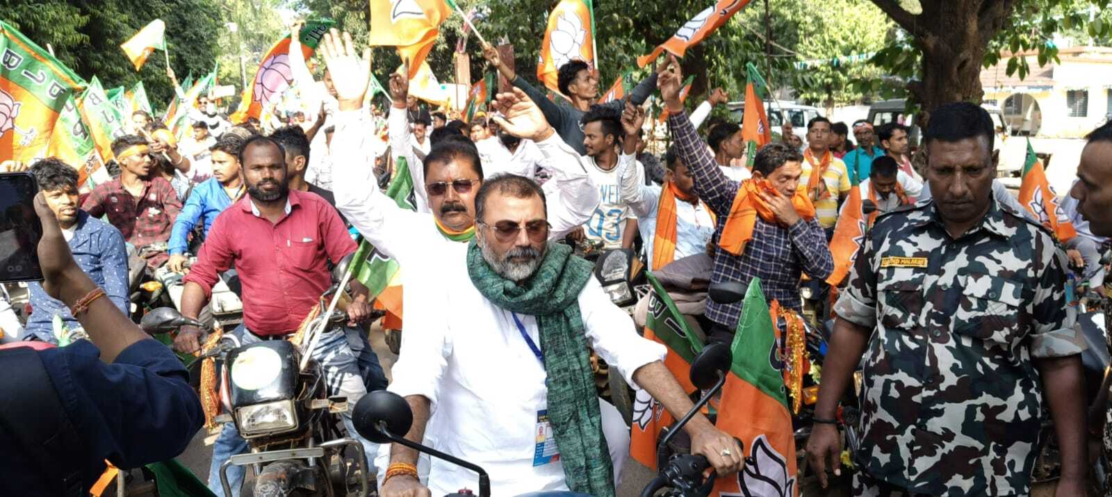 देवेंद्र कुंवर को पीछे बिठाकर सांसद डॉ निशिकांत दुबे ने निकाली बाइक रैली