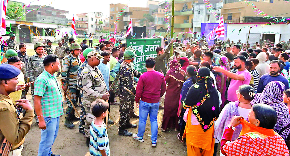 डुम्बु जतरा के आयोजन में दो पक्ष के लोग आमने-सामने