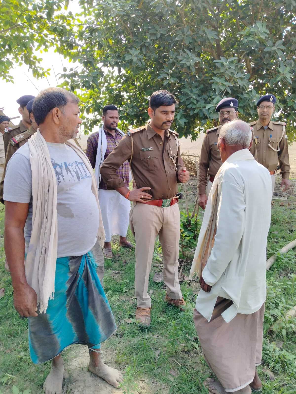 जौनिया दियारा क्षेत्र में पुलिस ने किया भ्रमण, किसानों की समस्या हुये अवगत