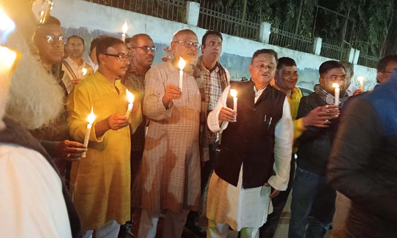 सरकार की नीतियों के खिलाफ माध्यमिक शिक्षकों ने निकाला कैंडल मार्च
