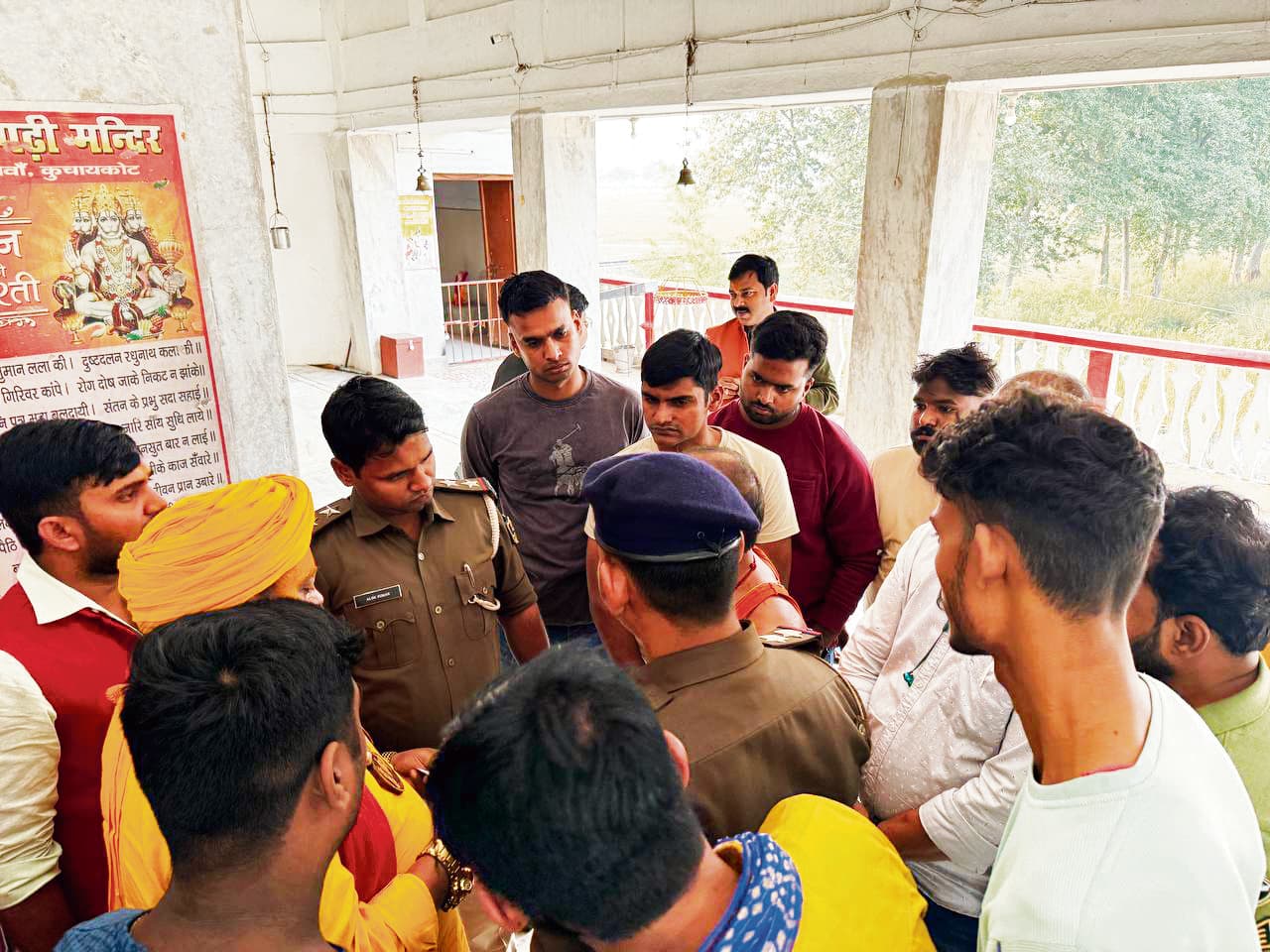 Gopalganj News : बेलबनवा हनुमान मंदिर के महंत को लेकर बवाल, पुलिस ने संभाली स्थिति, महंत पर महिला ने लगाया छेड़खानी का आरोप