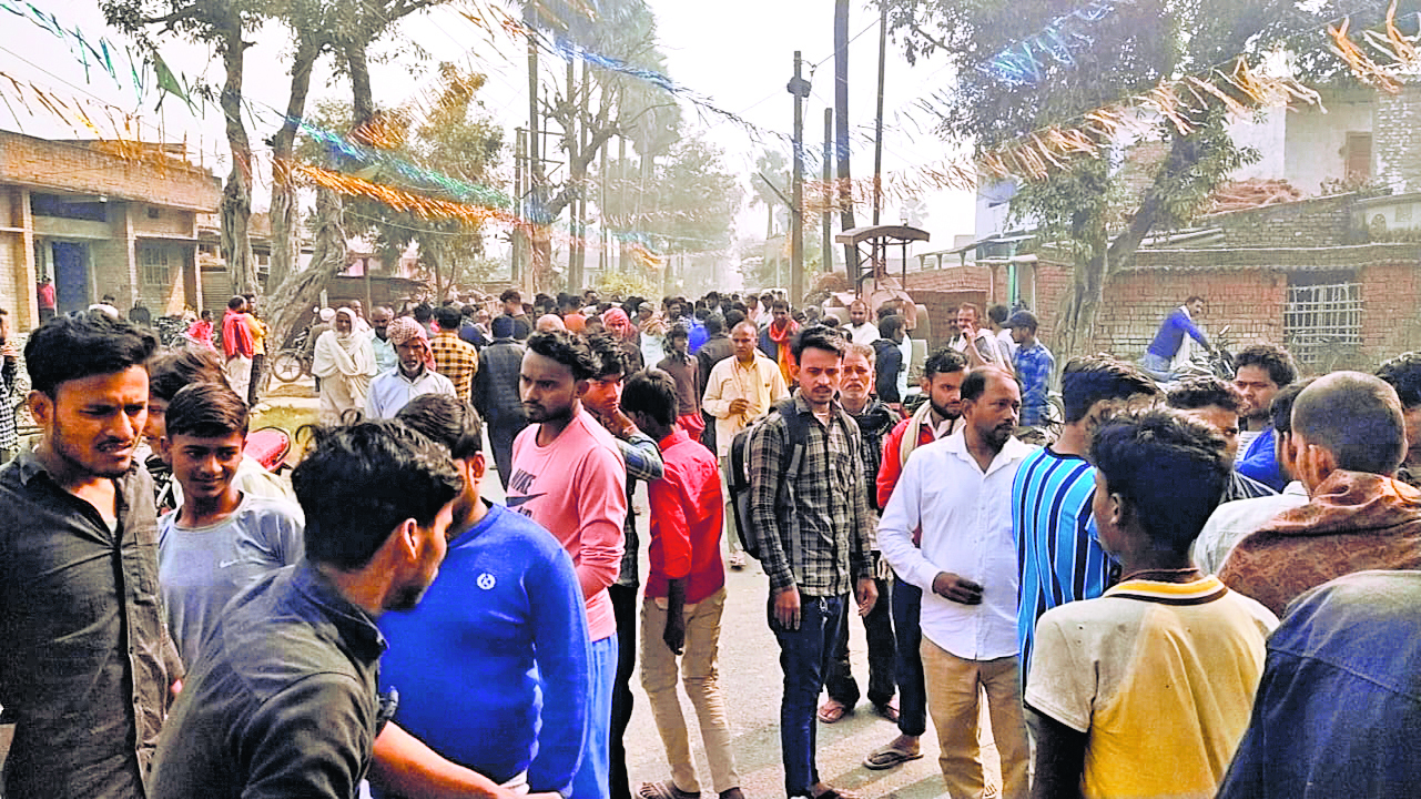 hajipur news. अपनी शादी का कार्ड बांटने जा रहे युवक की हाइवा की टक्कर से मौत, बड़ा भाई जख्मी