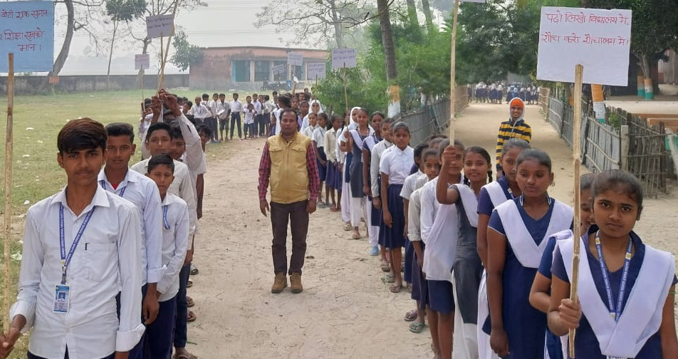 बाल हितैषी पंचायत के लिए बच्चों ने निकाली रैली