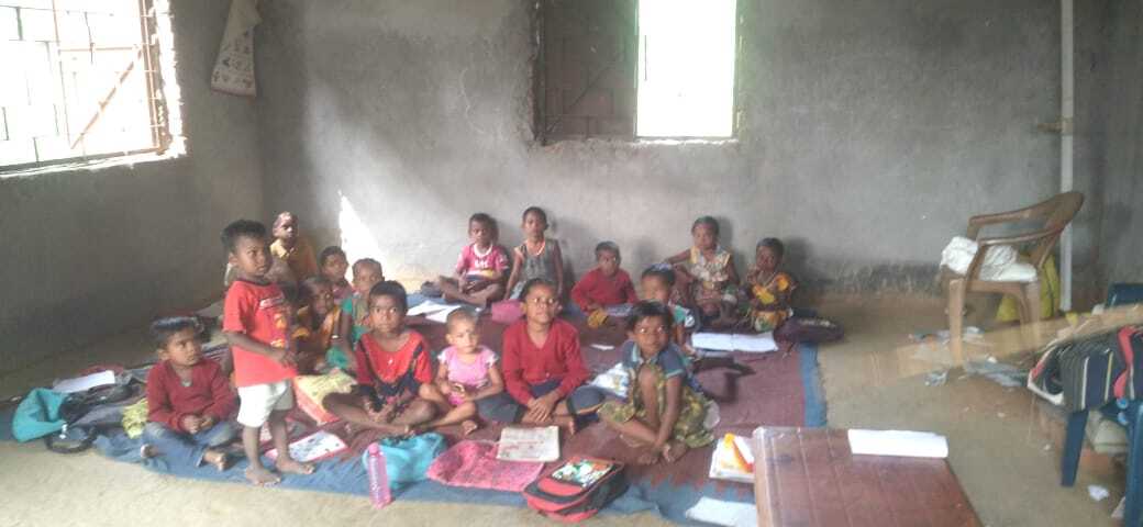 Ghatshila News : रेड़ुआ में 12 साल से आंगनबाड़ी भवन अधूरा, जमीन पर बैठकर पढ़ते हैं बच्चे
