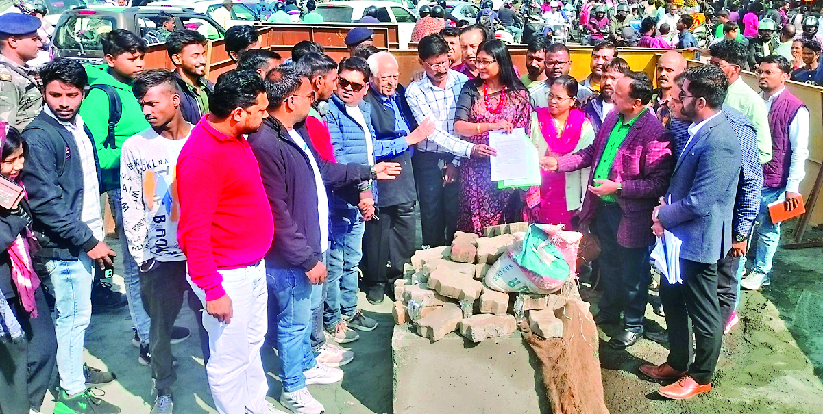 Ranchi News : अलबर्ट एक्का चौक पर फुट ओवरब्रिज निर्माण रोकने के लिए विरोध प्रदर्शन