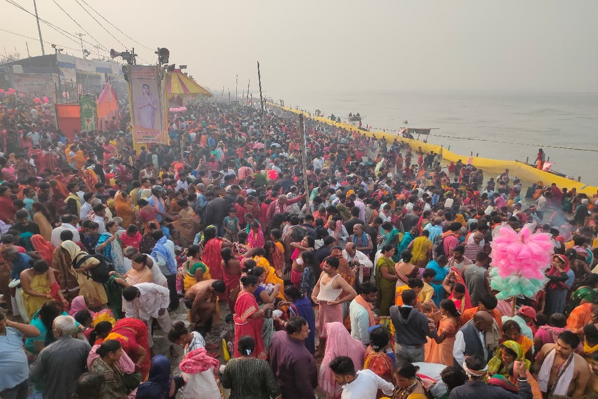 kartik purnima 2024: कार्तिक पूर्णिमा पर पटना में गंगा स्नान के लिए उमड़ी श्रद्धालुओं की भीड़