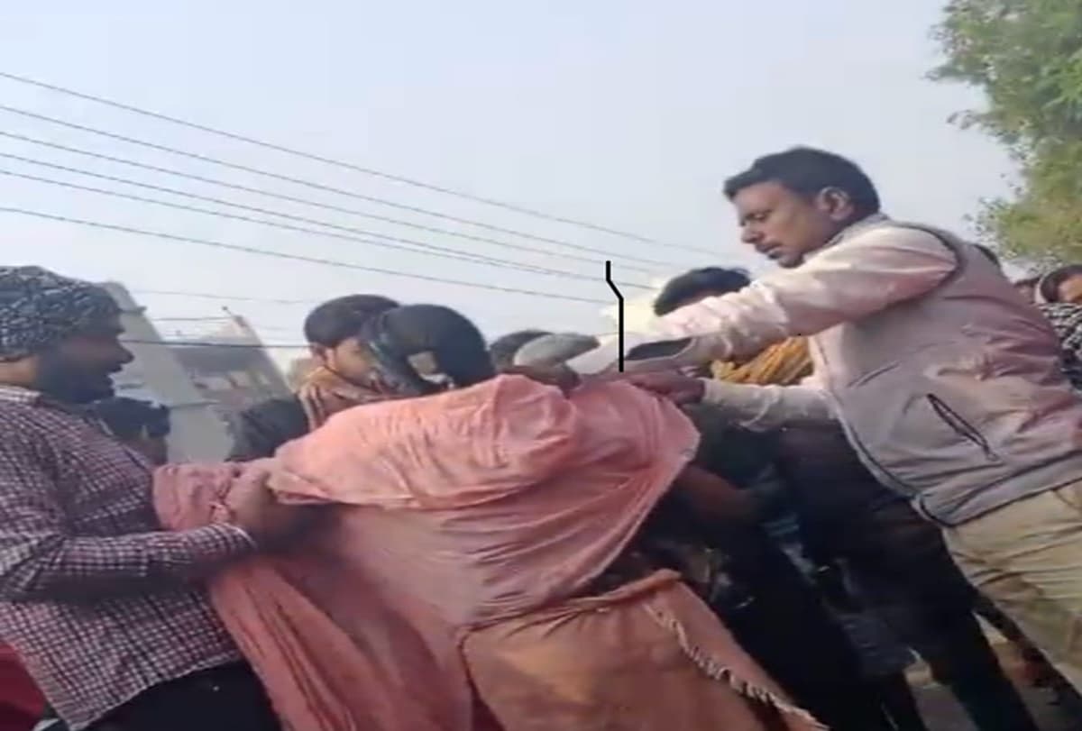 Patna News: पुनपुन में रेलवे क्रॉसिंग पर लगा ट्रांसफार्मर फटा, दो महिला और एक बच्ची जख्मी Patna News: पुनपुन में रेलवे क्रॉसिंग पर लगा ट्रांसफार्मर फटा, दो महिला और एक बच्ची जख्मी
