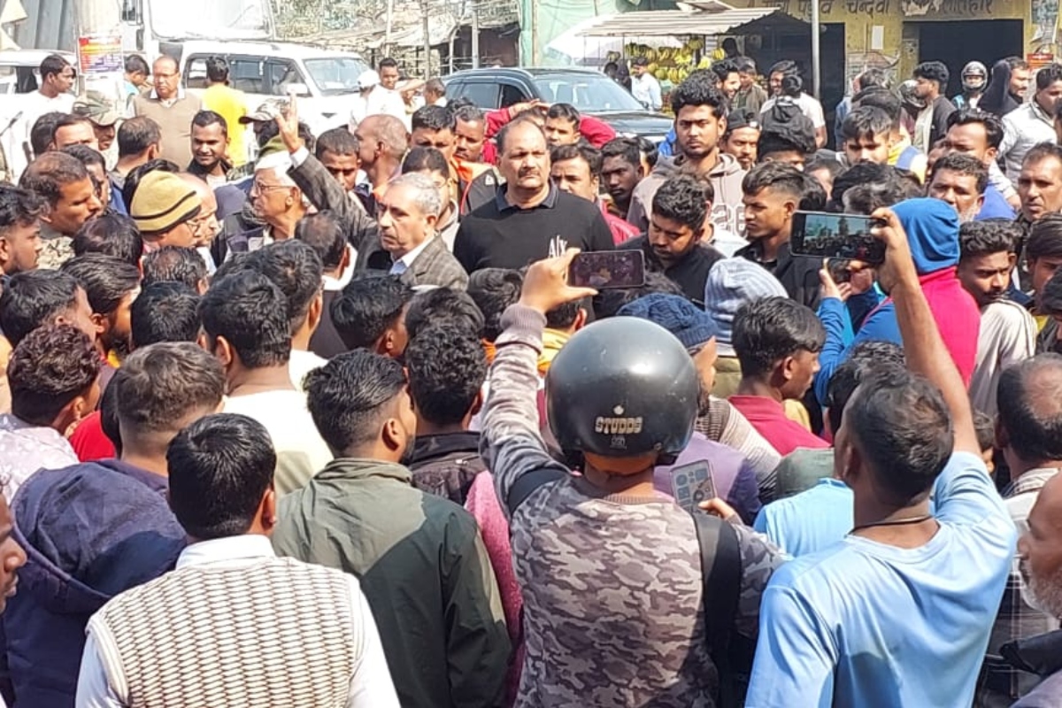 Latehar News: तीन दिन से लापता नाबालिग लड़की का शव कुएं से बरामद, परिजनों ने जाम किया NH