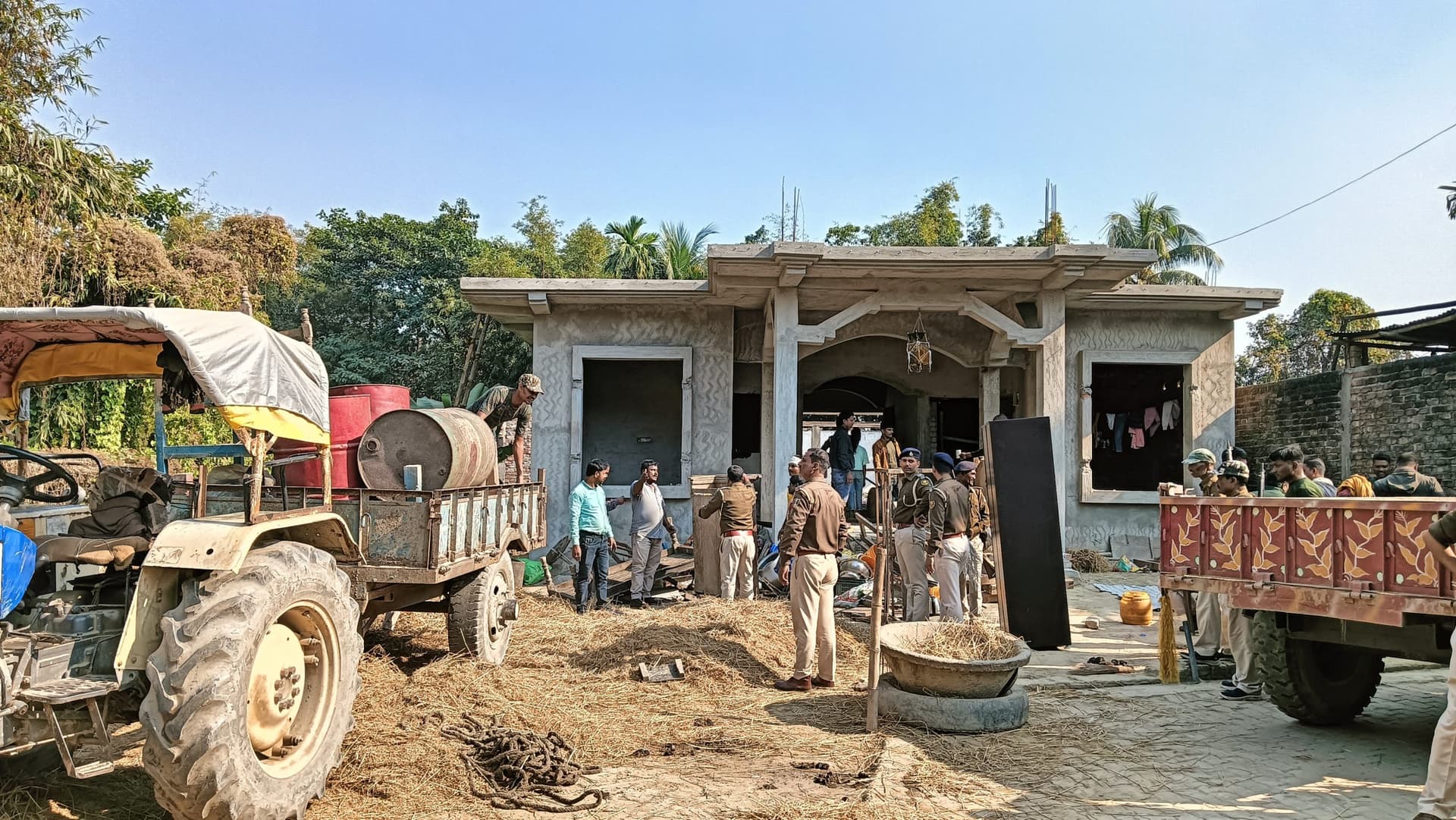 बिहार में स्मैक तस्कर को पकड़ने गयी पुलिस पर पथराव, घर की कुर्की करने पर किया जानलेवा हमला