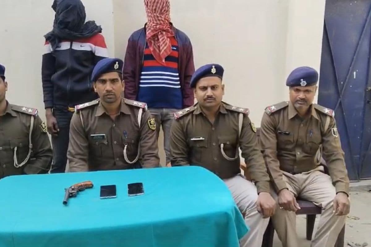 बगहा पुलिस ने रोकी बाइक, जांच में दो हथियार बरामद, दो युवक गिरफ्तार