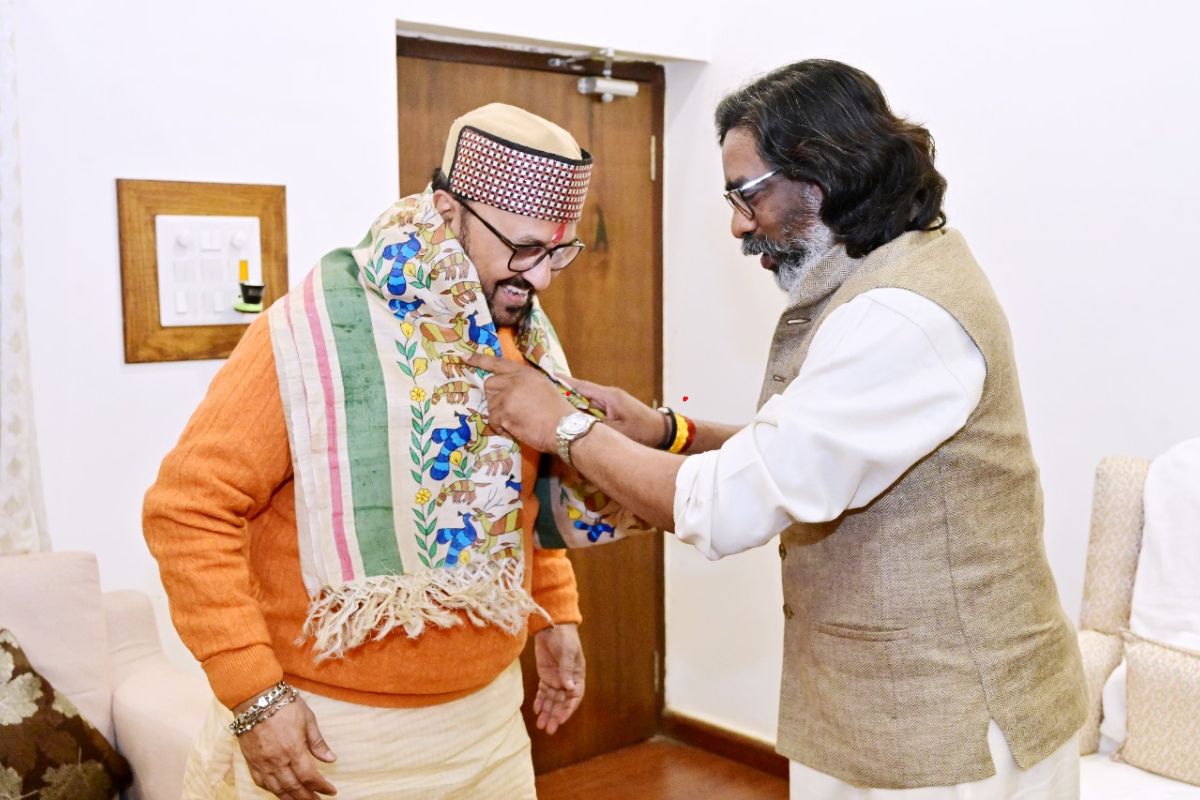 मुख्यमंत्री हेमंत सोरेन को मिला महाकुंभ मेला में शामिल होने का न्योता, पवित्र गंगाजल भी किया गया भेंट