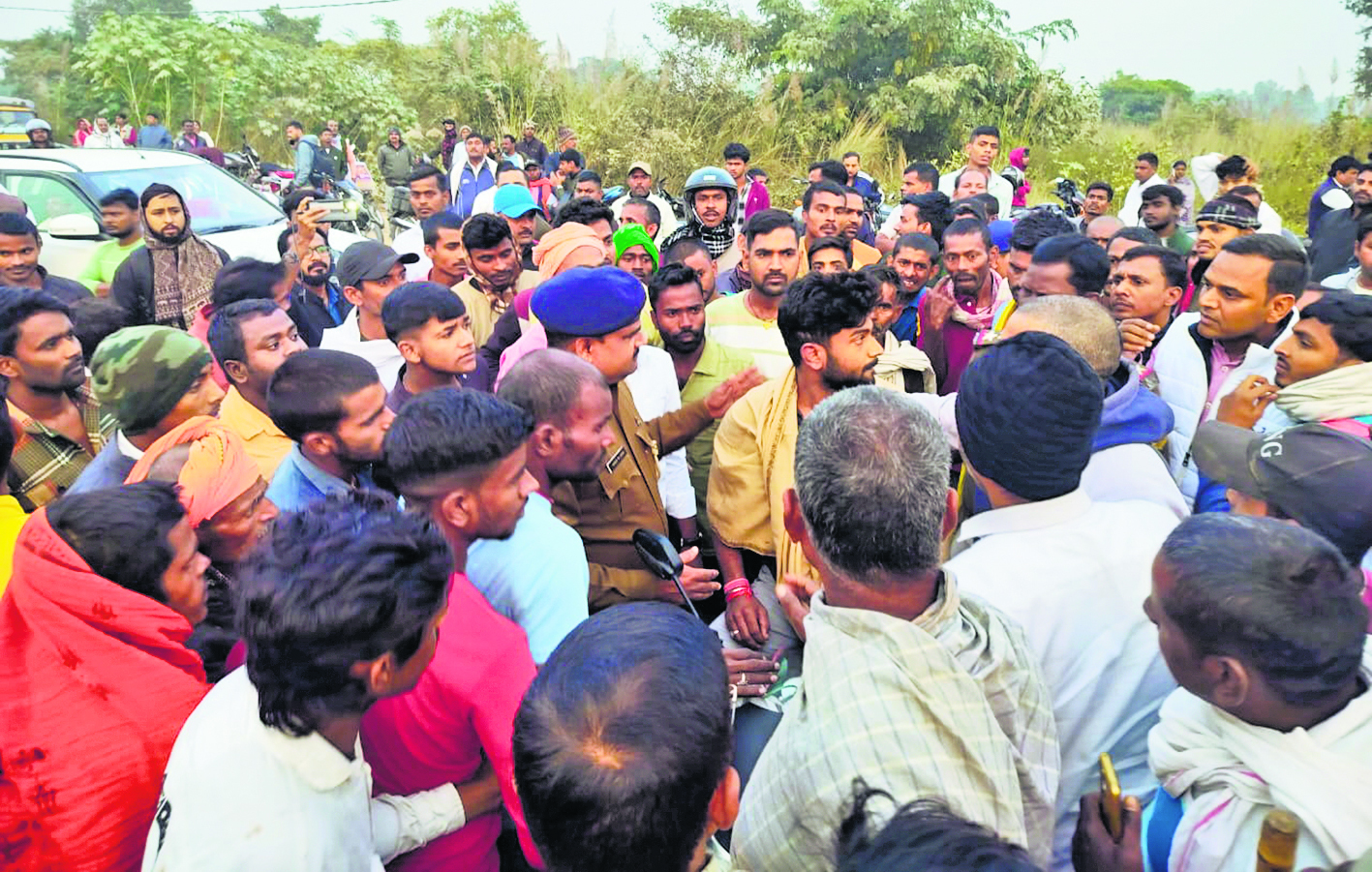 सड़क दुर्घटना में घायल युवक की इलाज के दौरान मौत, हंगामा