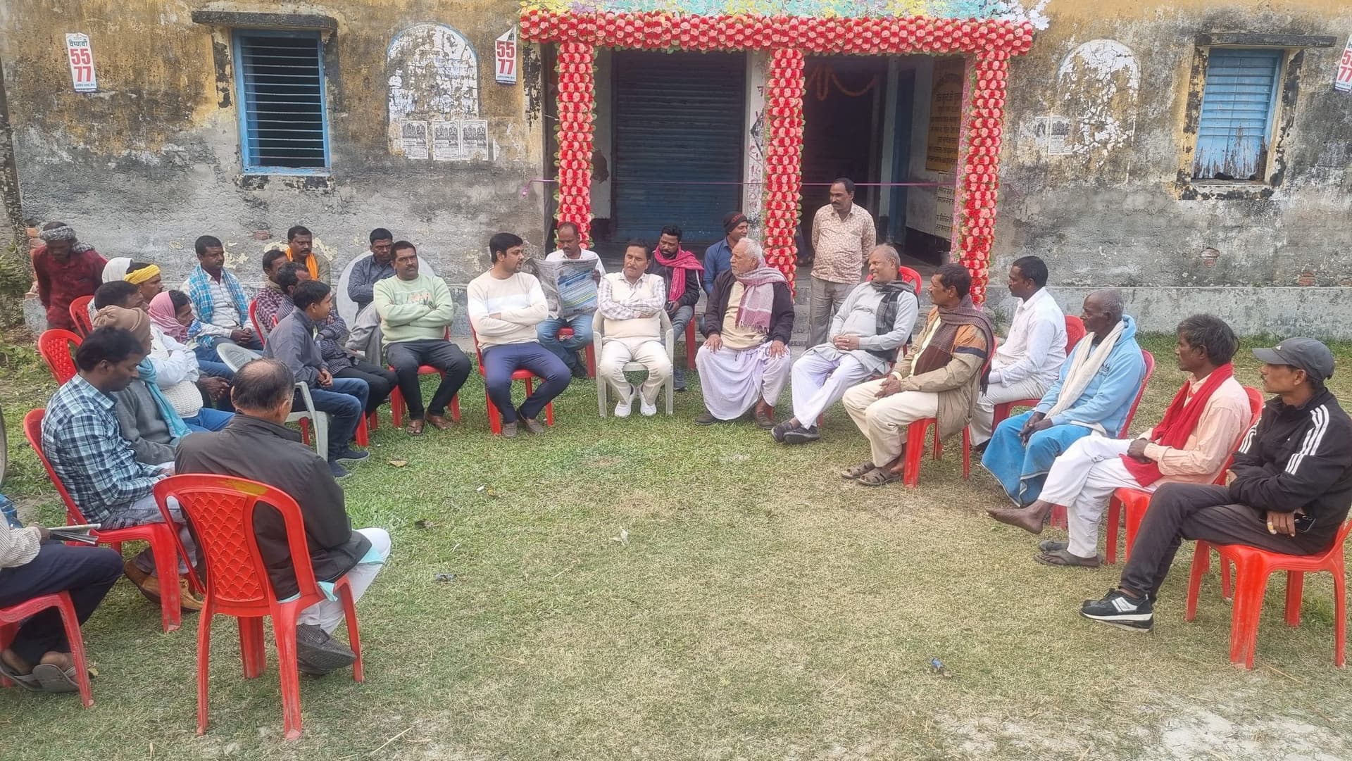 नवनिर्वाचित पैक्स अध्यक्ष ने फीता काटकर कार्यालय में किया प्रवेश, कई मुद्दों पर की चर्चा