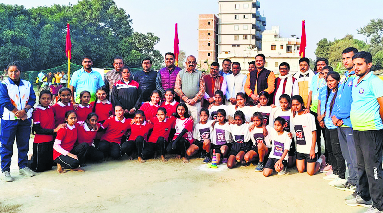 hajipur news. प्रथम बिहार राज्यस्तरीय सब-जूनियर लगोरी (बालिका) प्रतियोगिता शुरू, 16 जिले की टीमें ले रहीं भागफोटो-9- अतिथि के साथ खिलाड़ी संवाददाता, हाजीपुरपुराने खेलों में से एक लगोरी का शनिवार को बिदुपुर में भव्य आगाज हुआ. लगोरी एसोसिएशन ऑफ बिहार के तत्वावधान में वैशाली जिला लगोरी संघ के द्वारा आयोजित दो दिवसीय प्रथम बिहार राज्यस्तरीय सब-जूनियर (अंडर 14 बालिका ) लगोरी प्रतियोगिता का आयोजन ज्योति गुरुकुलम, बिदुपुर परिसर में किया जा रहा है. शनिवार को प्रतियोगिता का उद्घाटन बिहार लगोरी संघ के अध्यक्ष दीपक ठाकुर, वैशाली जिला परिषद अध्यक्ष आशुतोष कुमार दीपू, महुआ नगर परिषद की उप सभापति रोमी यादव, बिदुपुर प्रखंड प्रमुख फूलकुमारी देवी, ज्ञान ज्योति गुरुकुलम के निदेशक अजीत कुमार आर्य, बिहार ओलंपिक संघ के उपाध्यक्ष रवींद्र प्रसाद सिंह, राष्ट्रीय युवा विकास परिषद के अध्यक्ष किशलय किशोर, जिला पार्षद मनिंद्रनाथ सिंह, बिहार लगोरी संघ के सचिव रंधीर कुमार ने संयुक्त रूप से दीप प्रज्वलित कर किया. सभी टीमों के खिलाड़ियों ने बैनर के साथ फ्लैग मार्च बैंड बाजे के साथ निकाला. लगोरी किसी परिचय का मोहताज नहीं : उद्घाटन समारोह में बिहार लगोरी संघ के अध्यक्ष ने कहा कि लगोरी खेल अब किसी परिचय की मोहताज नहीं है. पिछले पंद्रह महीने में बिहार लगोरी ने शानदार कार्य करते हुए राज्य के तीस जिलों में इस खेल को खड़ा किया है. यह खेल भारत का ऐतिहासिक, सांस्कृतिक खेल है, जिसे कभी स्वयं भगवान श्रीकृष्ण अपने बचपनकाल में खेला करते थे. पिछले महीने ही सीनियर स्टेट प्रतियोगिता का सफल आयोजन किया गया. आगे लगोरी प्रीमियर लीग का आयोजन भी किया जायेगा. खिलाड़ी सिर्फ खेल पर ध्यान दें, संगठन हर संभव सुविधा उपलब्ध कराने के लिए तत्पर है. ज्ञान ज्योति गुरुकुलम के निदेशक ने कहा की मोबाइल और इंटरनेट के युग में लगोरी खेल विलुप्त सा हो गया था, लेकिन पुनः भारत सरकार ने इसे गोवा में आयोजित 37वें राष्ट्रीय खेलों में शामिल कर इसे जीवंत करने का कार्य किया. इससे आज यह खेल देश के सभी राज्यों में खेला जा रहा है. वहीं महुआ नगर परिषद की उप सभापति ने कहा कि पहली बार लगोरी का खेल देखकर रोमांचित हूं. वैशाली जिला लगोरी संघ अच्छा कार्य कर रही है. आज महिलाएं किसी भी क्षेत्र में पीछे नहीं हैं. राज्य और देश की बेटियों ने विभिन्न खेलो में मेडल लाकर देश का सम्मान बढ़ाया है. इस खेल को अपनाकर भी बेटियां आगे बढ़ेगी ऐसा विश्वास है. 16 टीमों को चार-चार के ग्रुप में बांटा गया : लगोरी एसोसिएशन ऑफ बिहार के सचिव रंधीर कुमार ने बताया कि इस प्रतियोगिता में बिहार के विभिन्न जिलों की सोलह गर्ल्स अंडर 14 की टीमें भाग ले रही हैं. जिन्हे चार चार टीमों के चार पुल में बांटा गया है. सभी टीमें अपने-अपने पूल में एक-दूसरे से लीग मैच खेलेगी. पूल की दो बेस्ट टीम आगे क्वार्टर फाइनल में प्रवेश करेगी. यहां बेहतर प्रदर्शन करने वाली खिलाड़ियों का चयन राष्ट्रीय प्रतियोगिता के लिए किया जायेगा. कार्यक्रम की अध्यक्षता वैशाली जिला लगोरी संघ अध्यक्ष परमेंद्र सिंह ने की. संचालन सचिव अभय कुमार आर्य ने किया. इस अवसर पर विद्यालय बिहार लगोरी संघ की उपाध्यक्ष निम्मी कुमारी, समाजसेवी टिंकज कुमार सिंह, लोजपा नेता राजकुमार सिंह, नंदकिशोर सिंह, अनिल सिंह, हेमंत कुमार, मिथलेश कुमार सिंह, रंधीर कुमार यादव, अविनित कुमार सिंह, कार्यक्रम संयोजक मदनेश सिंह, जय प्रकाश सिंह, पूर्व मुखिया ललन पासवान, संजीव कुमार सिंह,ज्योति कुमार सिंह, केदार सिंह, मृत्युंजय कुमार सिंह, विश्वजीत सिंह, अभिषेक कुमार सहित सैकड़ों खिलाड़ी मौजूद थे. कार्यक्रम के दौरान अतिथियों तथा नेशनल जूनियर फुटबॉल की मेडलिस्ट राष्ट्रीय खिलाड़ी अंशा, रजनी अलंकार, वैभवी राज सिंह को वैशाली जिला लगोरी संघ के द्वारा अंगवस्त्र से सम्मानित किया गया.