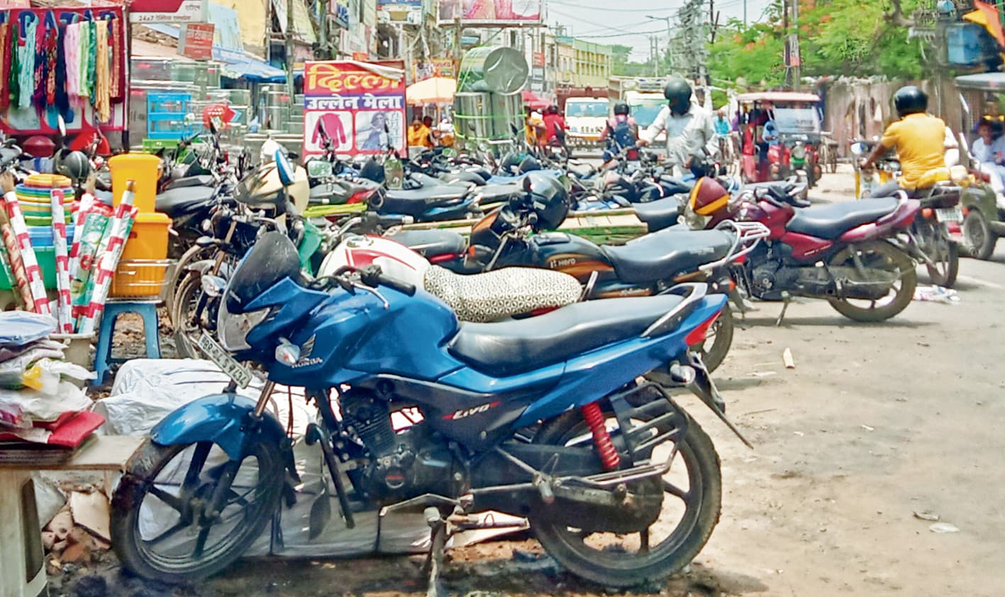 saran News : शहर में पार्किंग की जगह नदारद, गाड़ियां खड़ी करने में होती है परेशानी