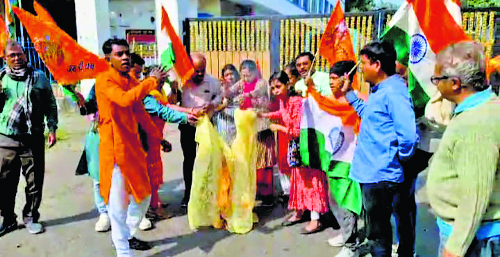 बांग्लादेश में हिंदुओं पर हमले का बंगाल में जबरदस्त विरोध