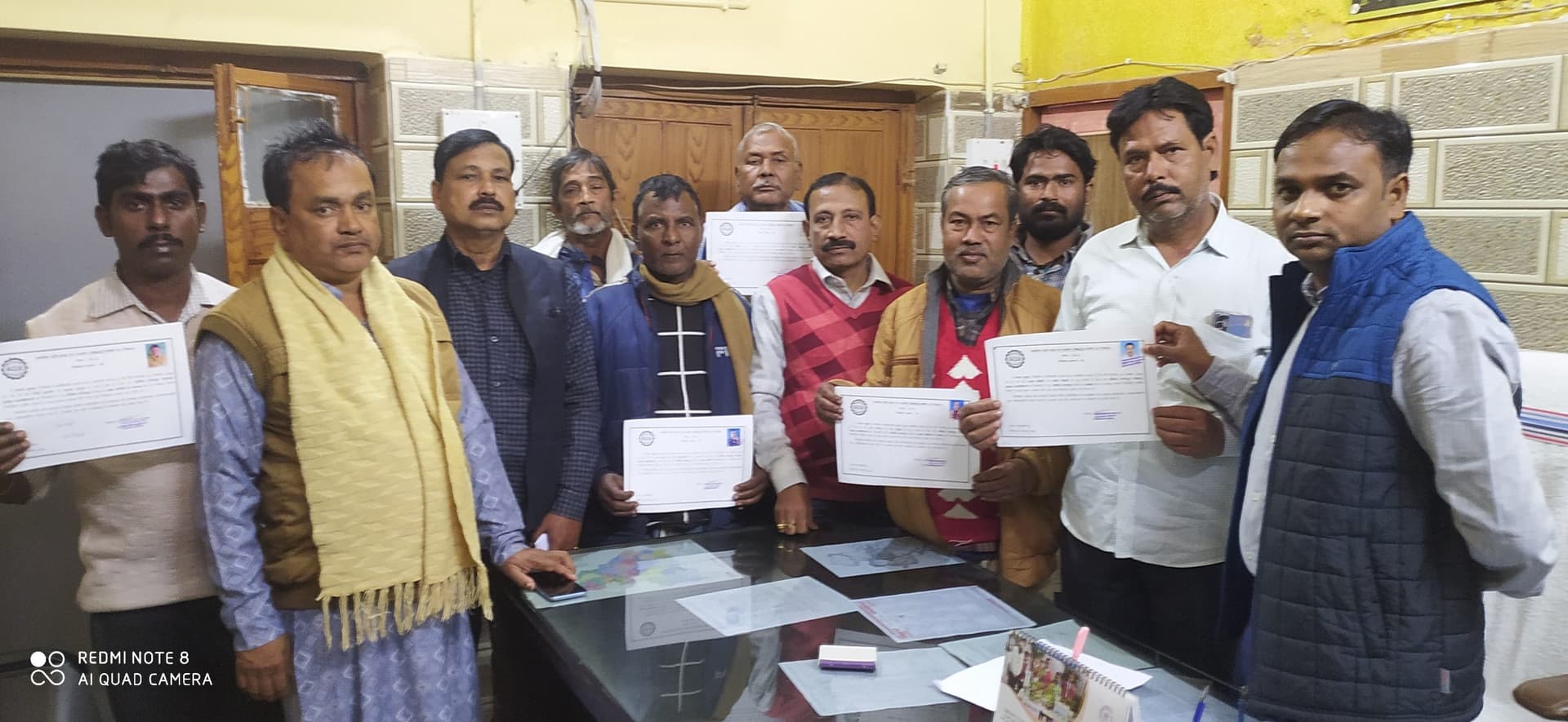 पैक्स अध्यक्ष को बीडीओ ने दिया प्रमाण पत्र