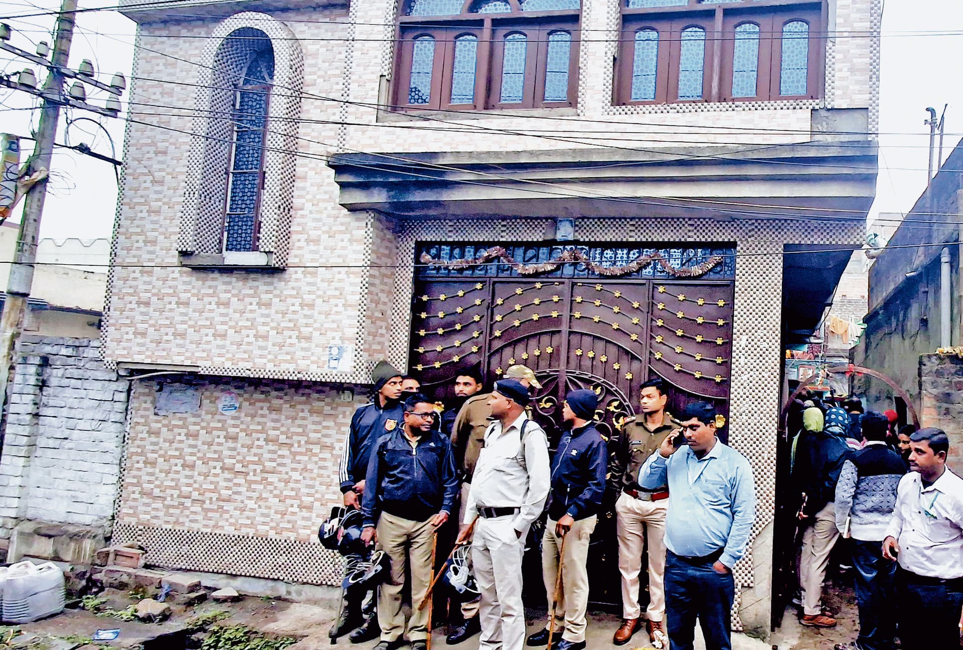 इंडियन बैंक के अधिकारियों ने किया मकान पर कब्जा