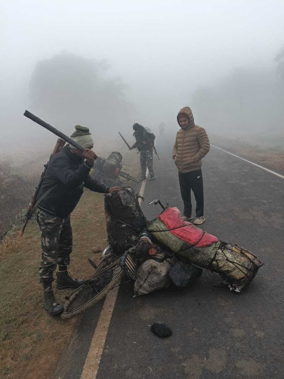 पुलिस ने कोयला लदा दो साइकिल किया जब्त