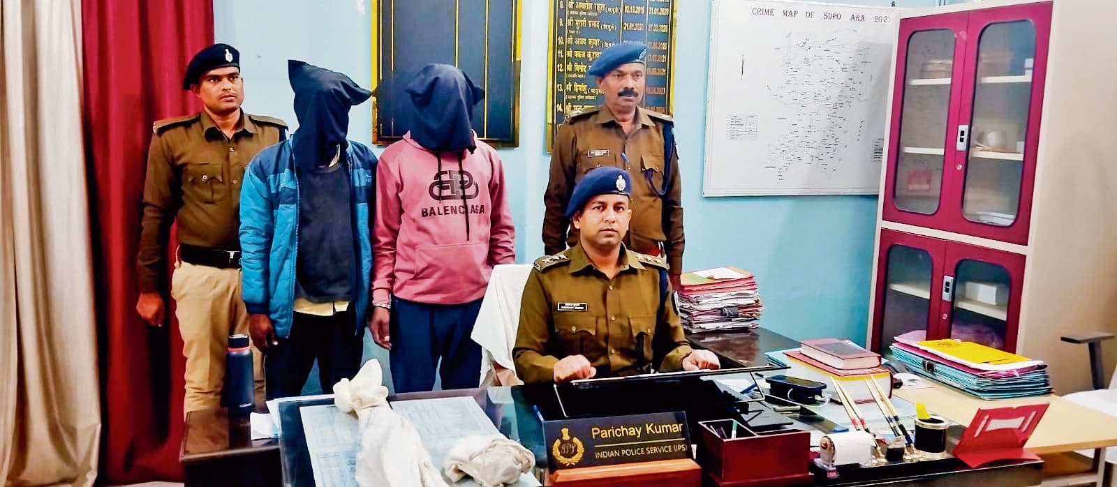 एक देसी राइफल, एक कट्टा और पांच कारतूस के साथ दो गिरफ्तार