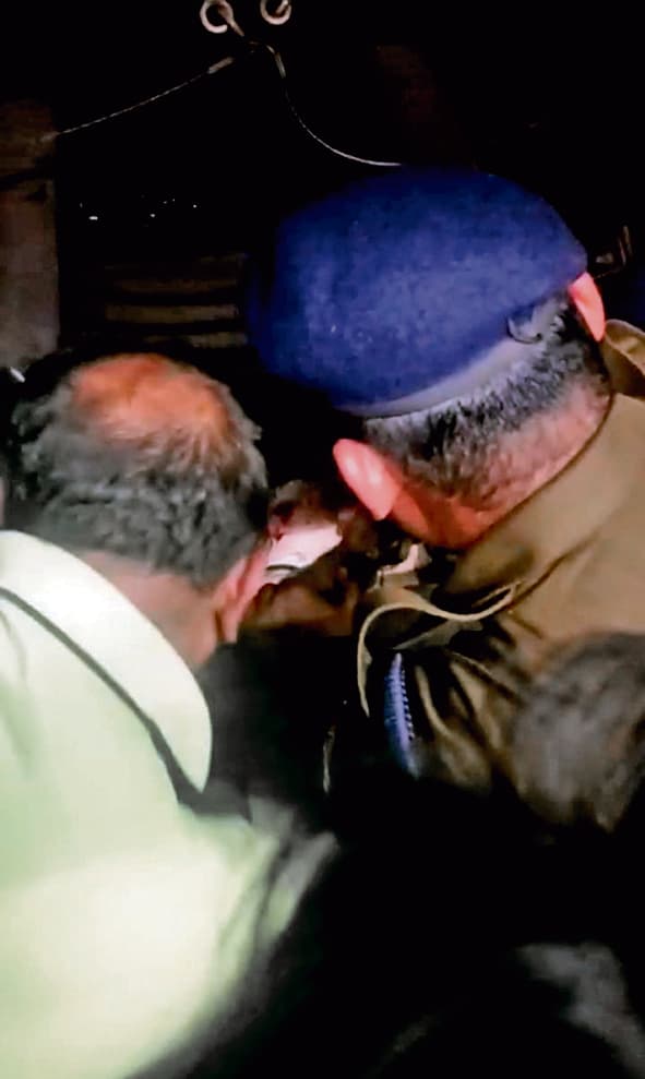 एस्प्लेनेड स्टेशन पर मेट्रो के सामने कूदा यात्री, सेवा बाधित